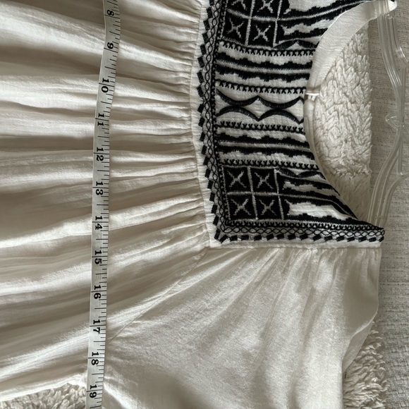 EUC❤️🔥SALE❤️🔥Velvet by Graham and Spencer embroidered cotton gauze top - Picture 5 of 8